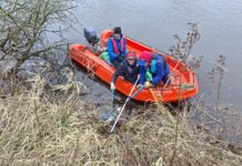 Vrijwilligers ruimen oevers van Zwarte Water op: ‘hoeveelheid afval soms ontmoedigend’