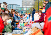 Drukbezochte kleedjesmarkt tijdens Koningsdag in Stadshagen