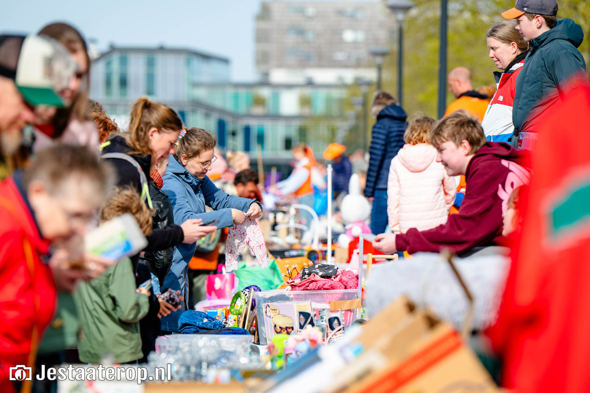Drukbezochte kleedjesmarkt tijdens Koningsdag in Stadshagen
