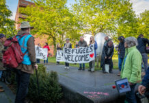 Demonstratie voor en tegen AZC bij Cultuurhuis