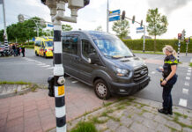 Bestelbus en fietser botsen op Westenholterallee