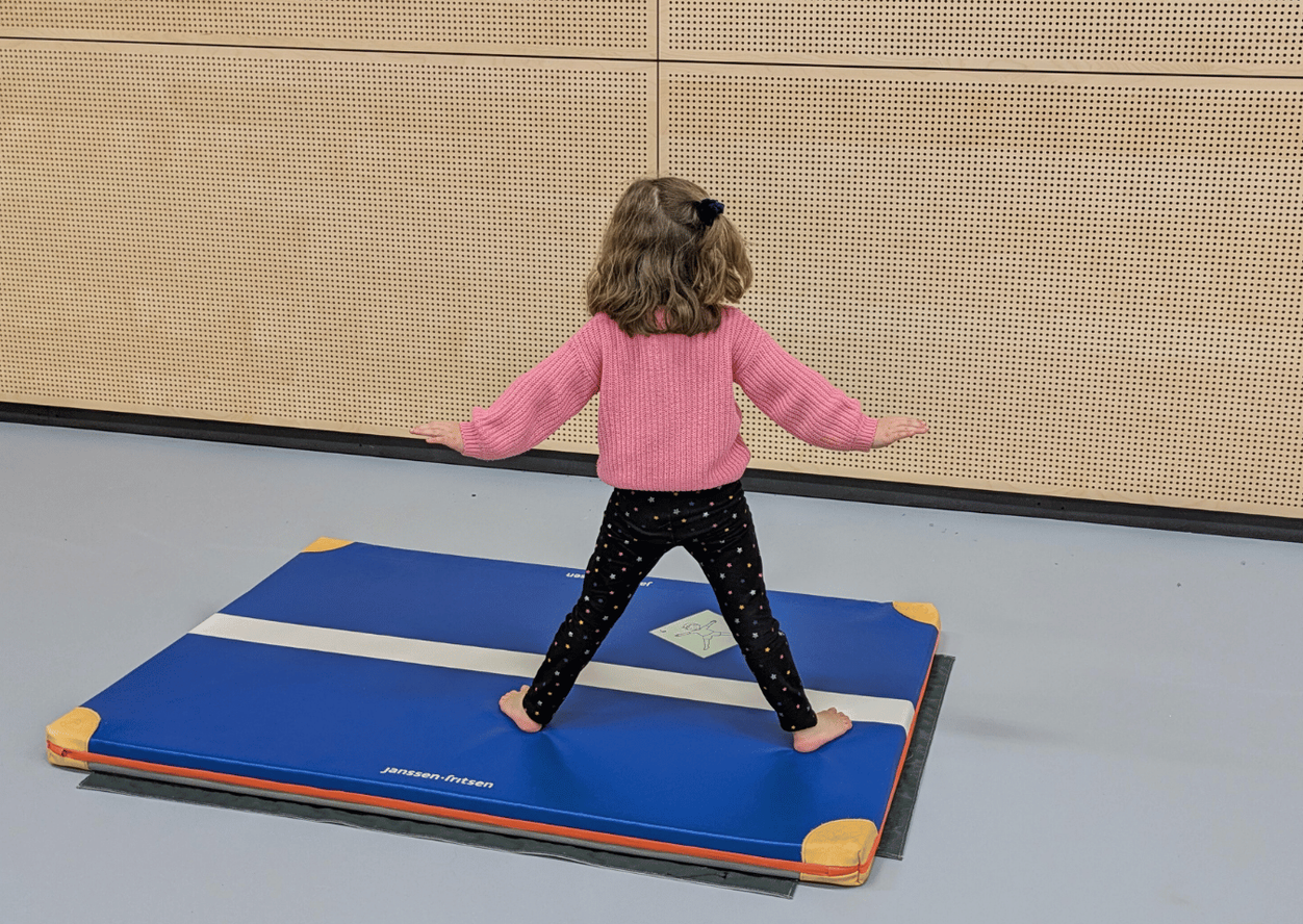 Peuter- en kleuteryoga in het park
