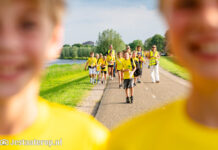 Avondvierdaagse trekt in lange stoet door Stadshagen (fotoreportage)