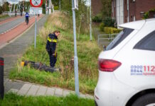 Meisje op brommer aangereden door auto op Hasselterdijk