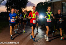 Meer dan 800 lopers vormen verlicht lint door Westenholte