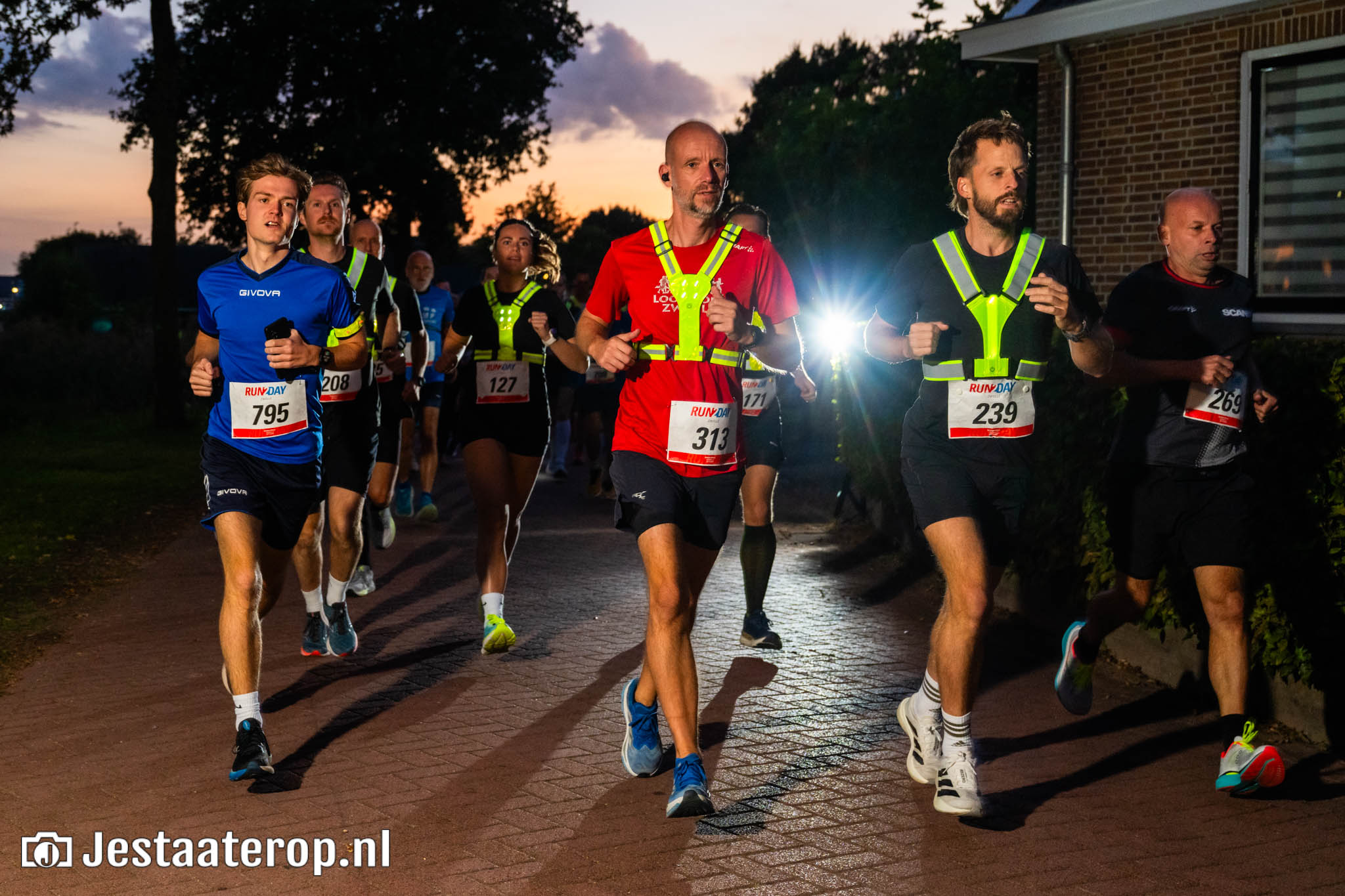 Meer dan 800 lopers vormen verlicht lint door Westenholte