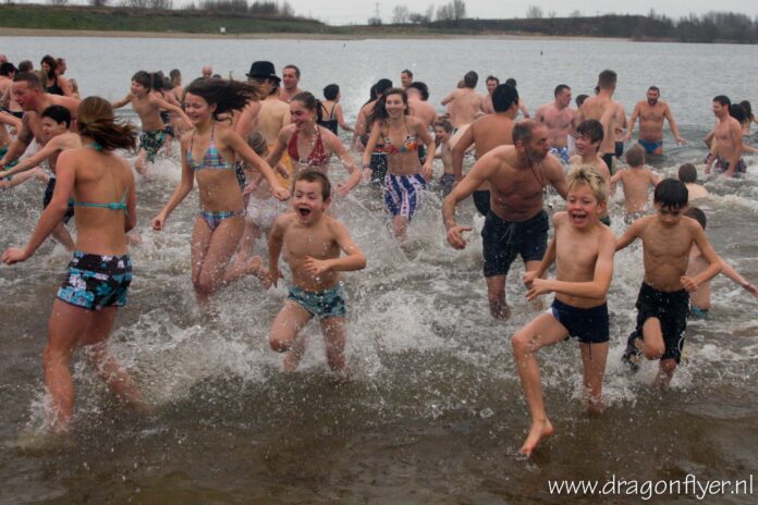 Enthousiaste deelnemrs aan de nieuwjaarsduik in de Milligerplas op 1 januari 2012