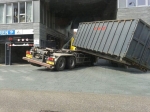 Container  schuift van vrachtwagen