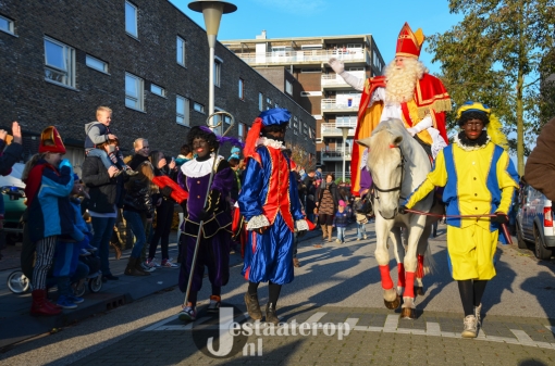 Sinterklaas zonnig onthaald in Stadshagen (foto’s)