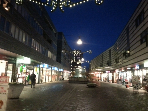 Feestverlichting in winkelcentrum Stadshagen