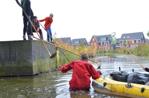 Vrijwilligers ruimen rommel in Stadshagen op
