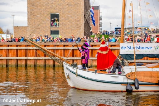 Sinterklaas komt aan in haven Stadshagen (fotoreportage)