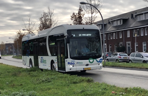 Elektrische bus rijdt langs nieuwe haltes