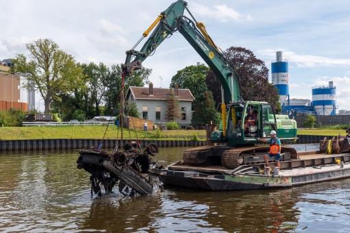 Oldtimer uit Zwolle-IJsselkanaal getakeld