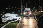 Sportwagen ramt lantaarnpaal uit de grond op Hasselterweg