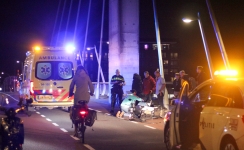 Ernstig gewonde bij aanrijding scooters op Twistvlietbrug