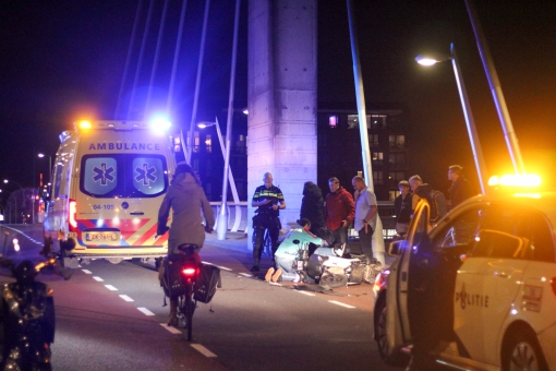 Ernstig gewonde bij aanrijding scooters op Twistvlietbrug