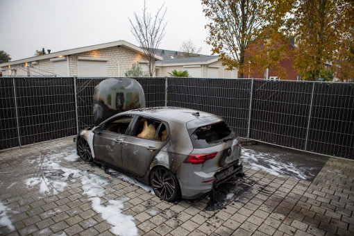Auto gaat in vlammen op in Stadshagen